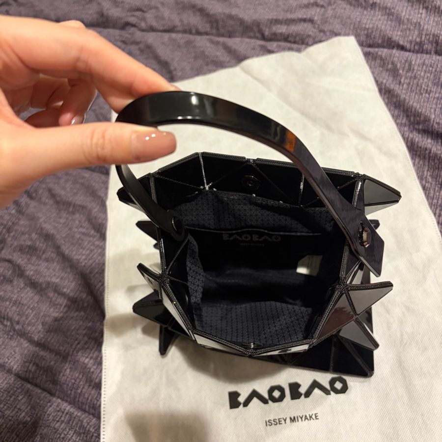 BAO BAO ISSEY MIYAKE Lucent XS 亮面黑色手提包-5