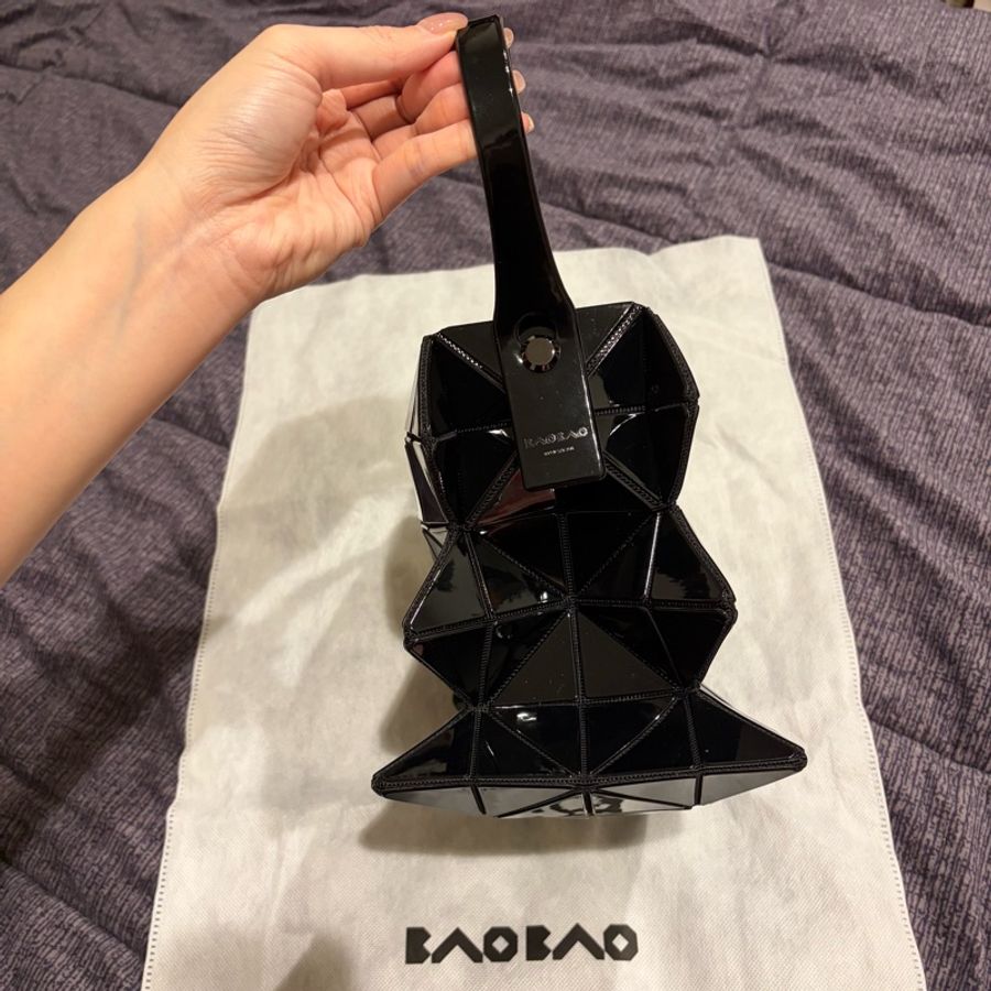 BAO BAO ISSEY MIYAKE Lucent XS 亮面黑色手提包-12