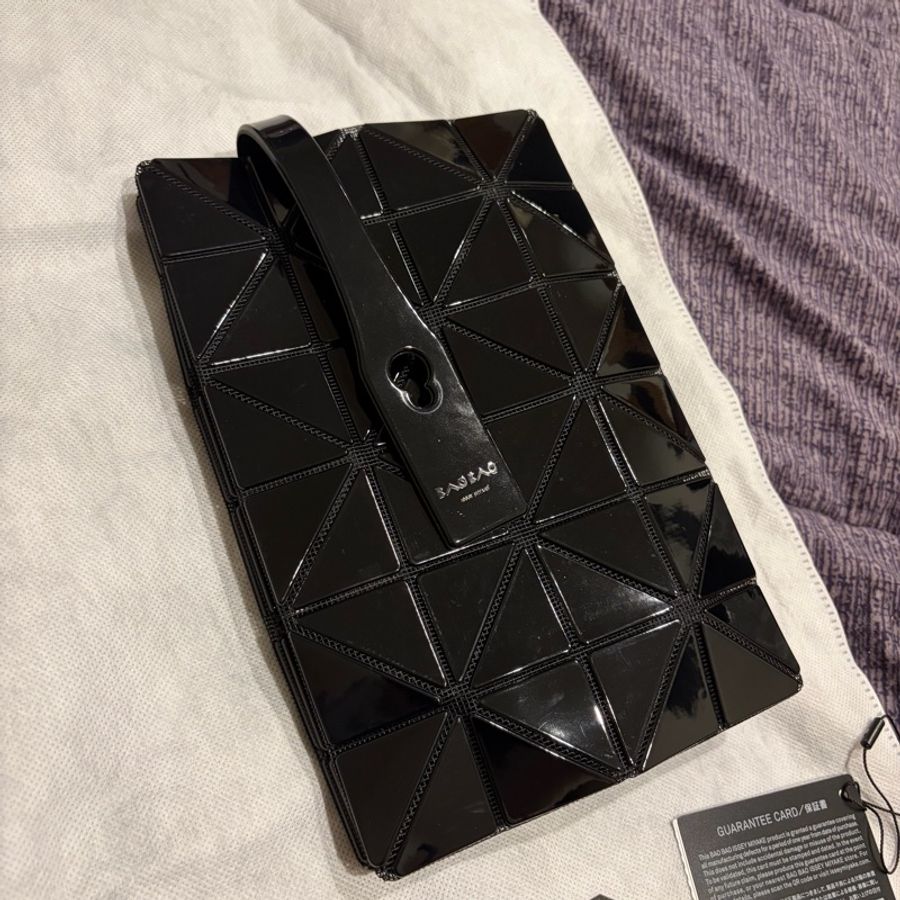 BAO BAO ISSEY MIYAKE Lucent XS 亮面黑色手提包-15