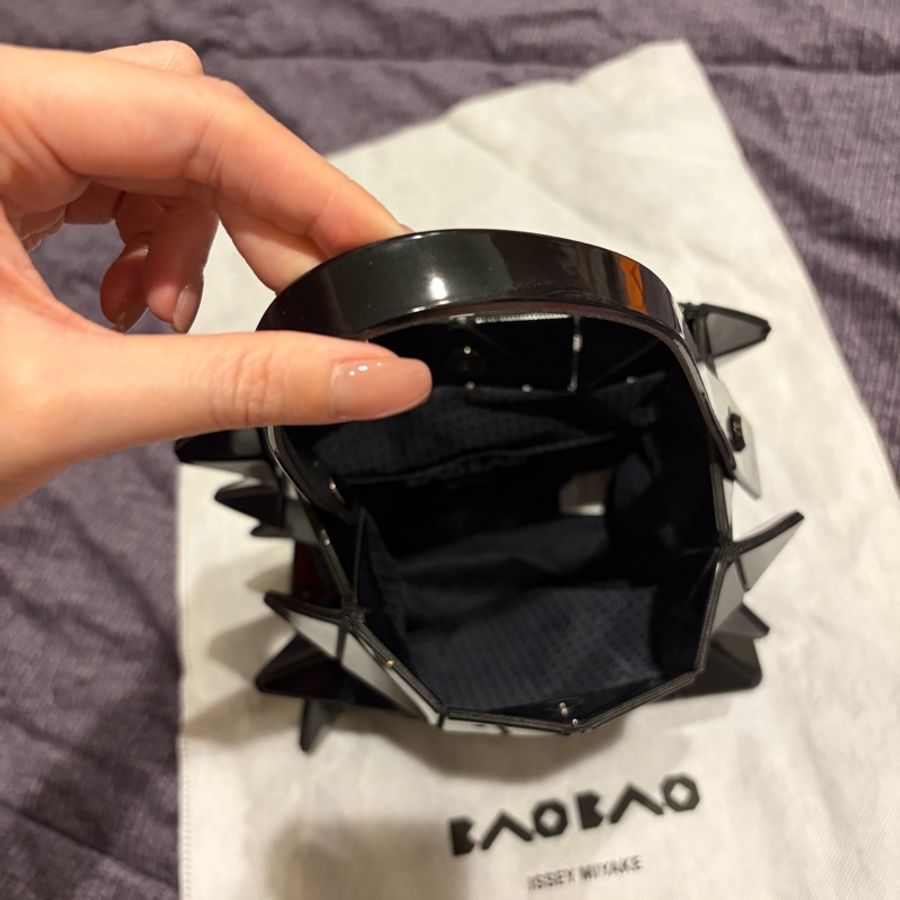 BAO BAO ISSEY MIYAKE Lucent XS 亮面黑色手提包-18