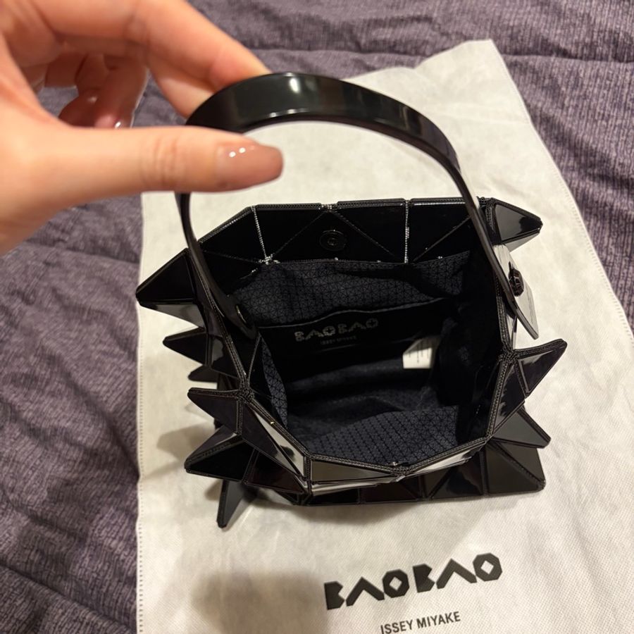 BAO BAO ISSEY MIYAKE Lucent XS 亮面黑色手提包-19