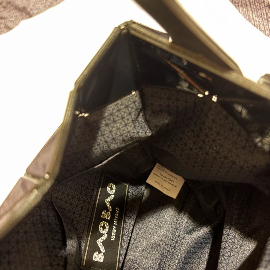 BAO BAO ISSEY MIYAKE Lucent XS 亮面黑色手提包-23