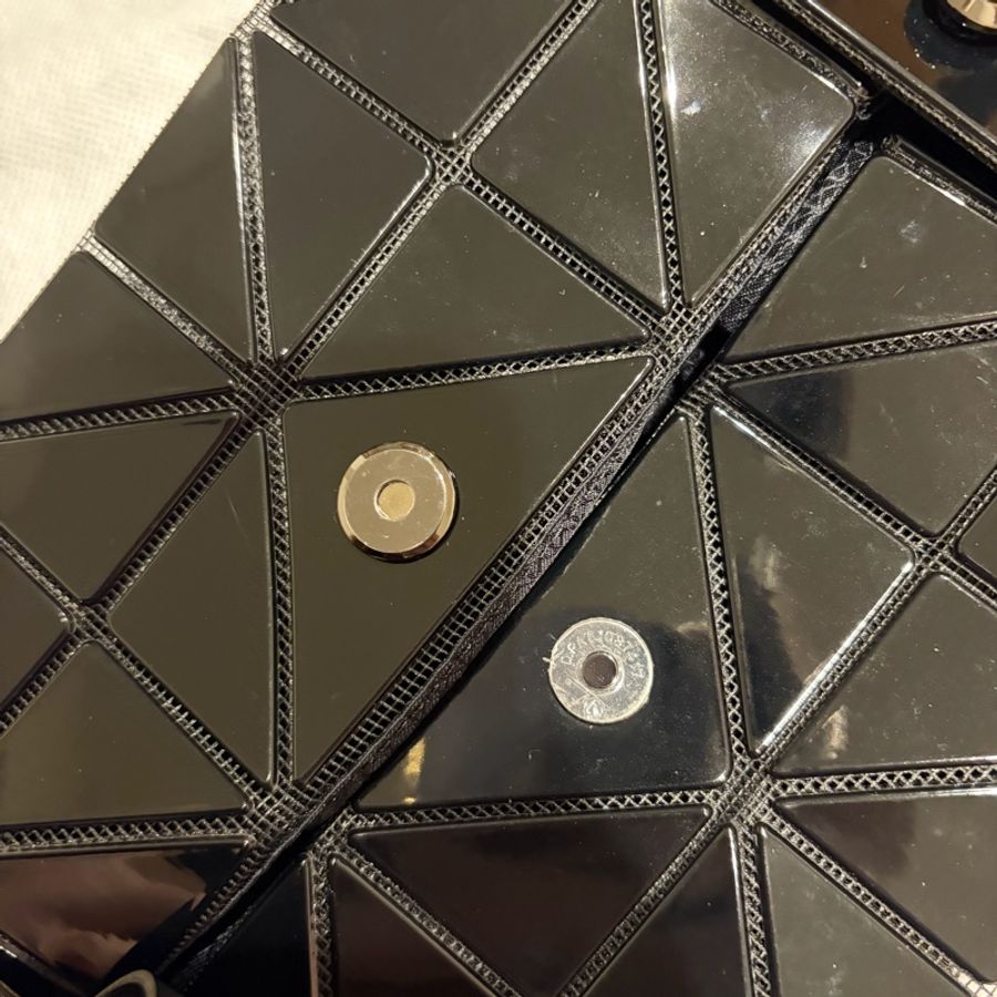 BAO BAO ISSEY MIYAKE Lucent XS 亮面黑色手提包-24