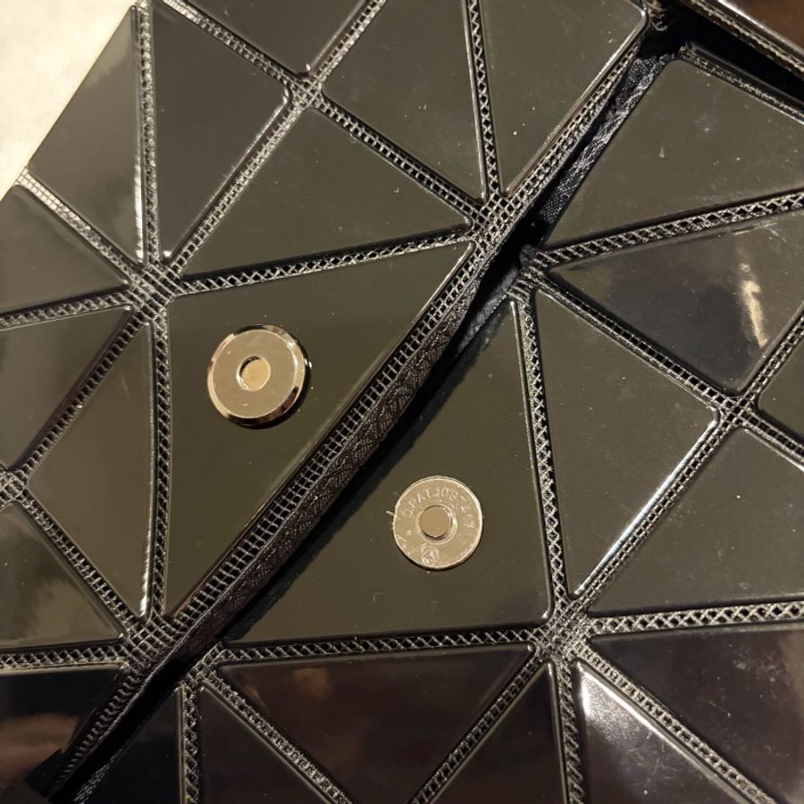 BAO BAO ISSEY MIYAKE Lucent XS 亮面黑色手提包-25