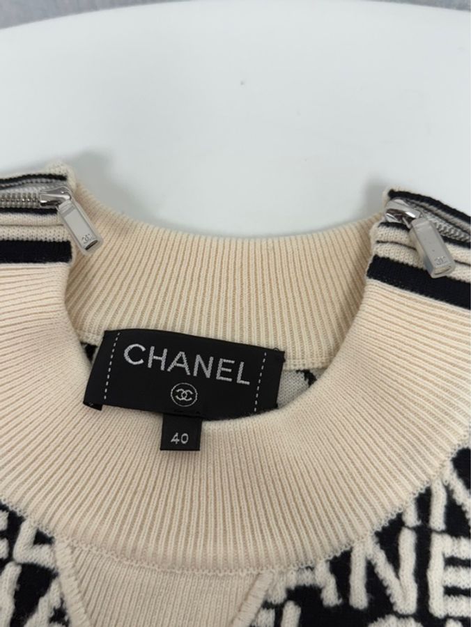 CHANEL Coco Neige 系列黑白字母針織衫全新40號香奈兒經典上衣Chanel Coco Nege White Black Word Logo Sweatshirt全新未拆標-2