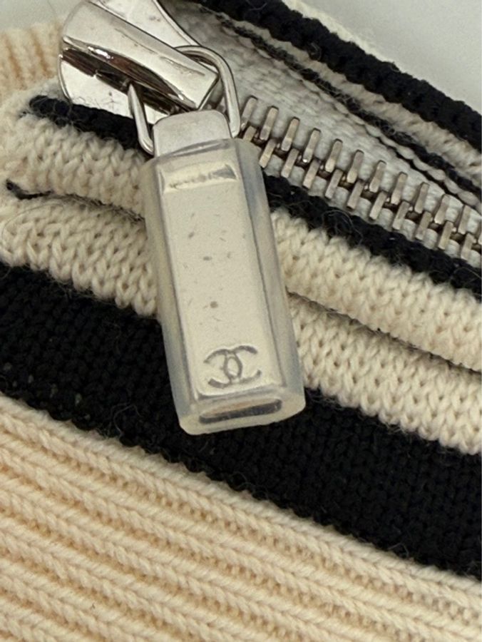 CHANEL Coco Neige 系列黑白字母針織衫全新40號香奈兒經典上衣Chanel Coco Nege White Black Word Logo Sweatshirt全新未拆標-3