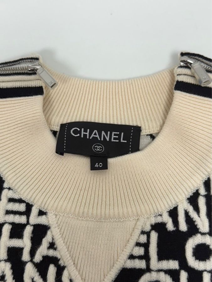 CHANEL Coco Neige 系列黑白字母針織衫全新40號香奈兒經典上衣Chanel Coco Nege White Black Word Logo Sweatshirt全新未拆標-6