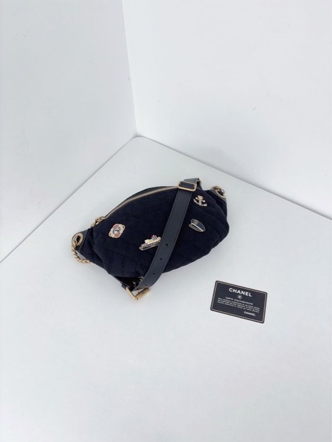 Chanel香奈兒🖤waist漢堡系列海軍💙限量徽章款腰包/胸包黑色毛呢格紋拼皮99新✨ 尺寸:27*15*4-6