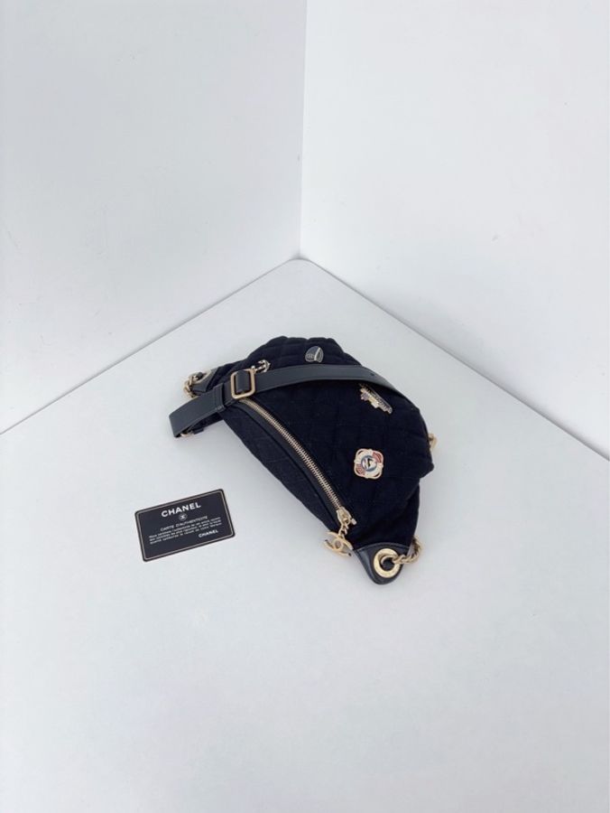 Chanel香奈兒🖤waist漢堡系列海軍💙限量徽章款腰包/胸包黑色毛呢格紋拼皮99新✨ 尺寸:27*15*4-8