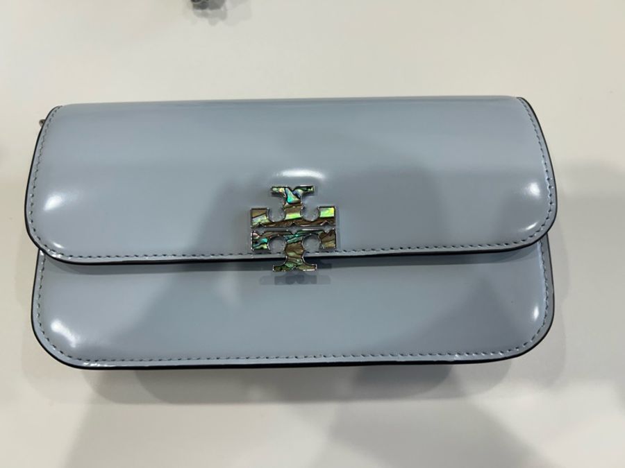 Tory Burch Britten WOC冰川藍珍珠母貝鏈條包-1