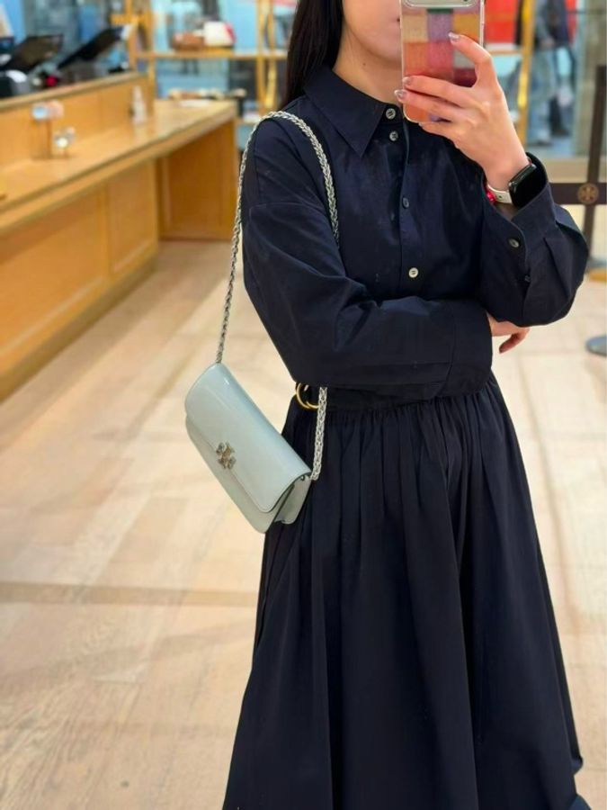 Tory Burch Britten WOC冰川藍珍珠母貝鏈條包-9