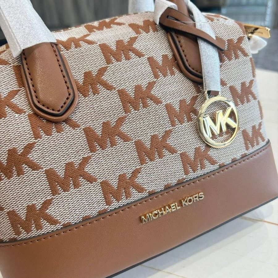 MK 金字Logo緹花滿版MK立體水餃兩用包(斜背/手提)-2