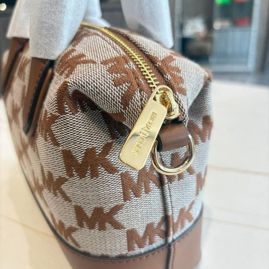 MK 金字Logo緹花滿版MK立體水餃兩用包(斜背/手提)-4