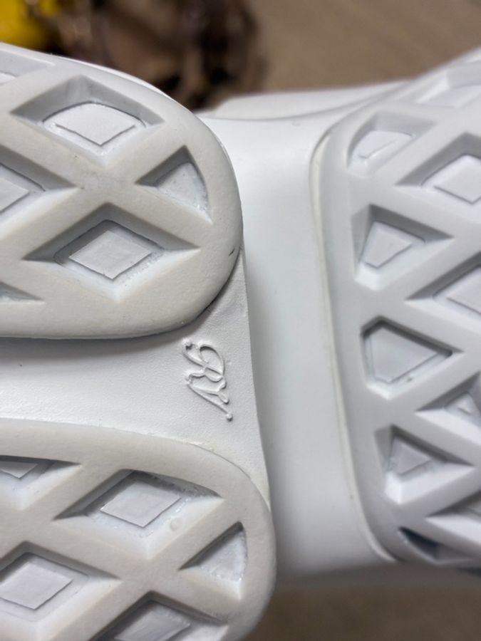 Roger Vivier 鑽扣白色運動鞋-12