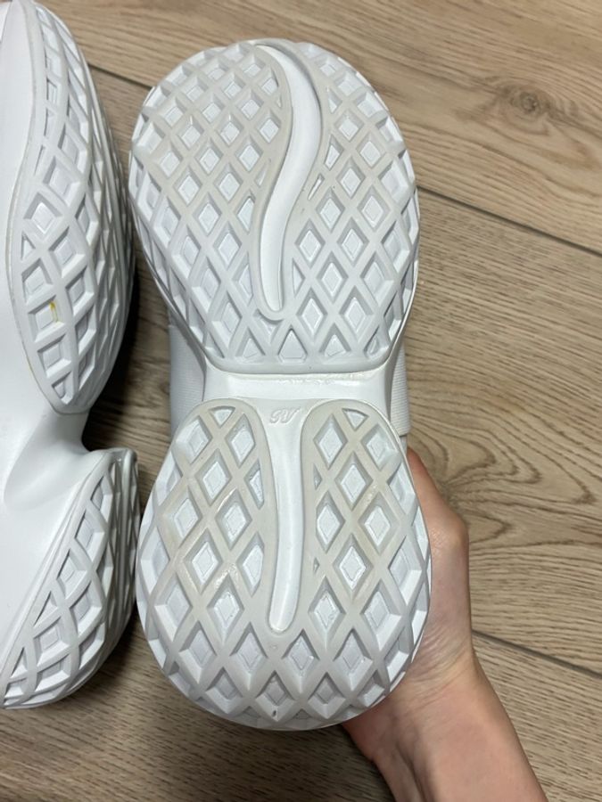 Roger Vivier 鑽扣白色運動鞋-16