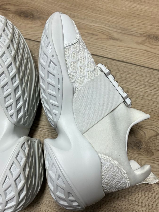 Roger Vivier 鑽扣白色運動鞋-19