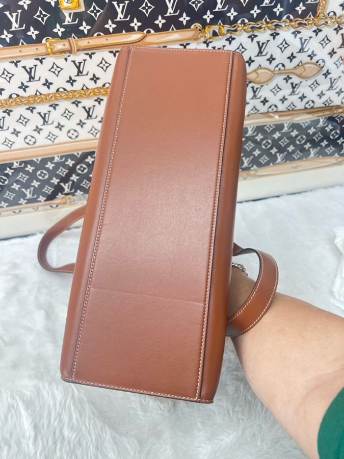 賽琳CELINE/Cabas16 焦糖色金扣光滑小牛皮托特包 底長約36.5cm 98新。-4