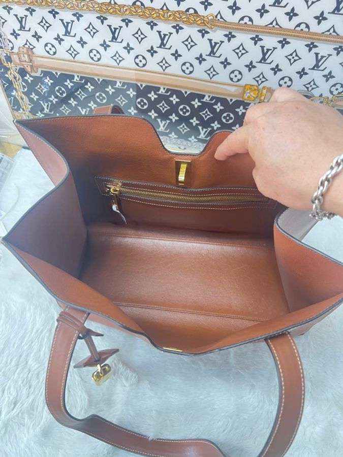 賽琳CELINE/Cabas16 焦糖色金扣光滑小牛皮托特包 底長約36.5cm 98新。-5