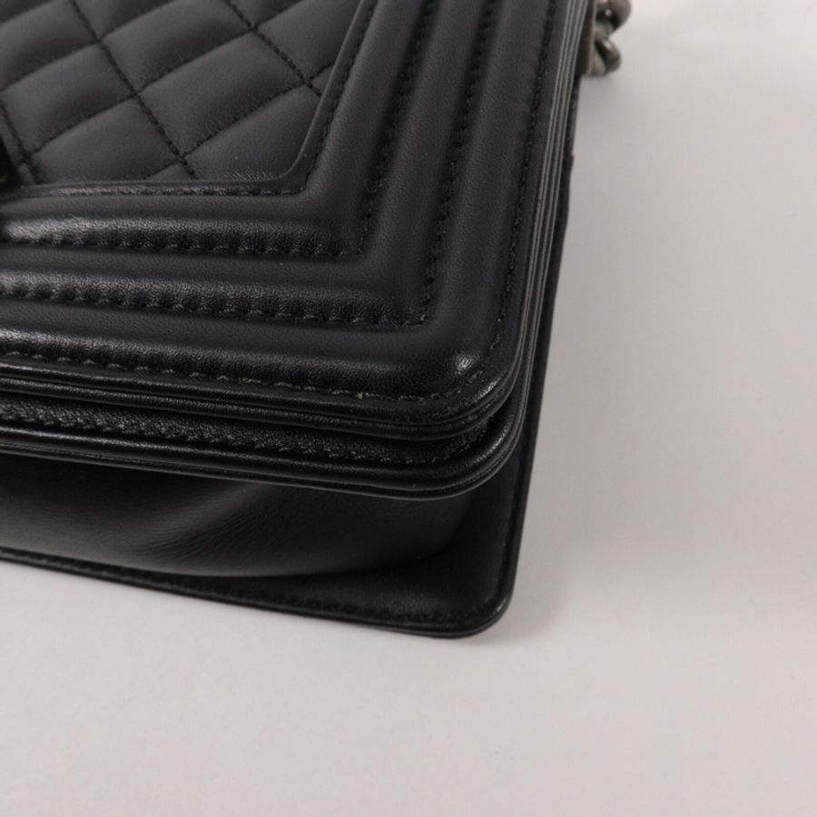 CHANEL 羊皮皮革Boy 20鏈帶肩背袋-11