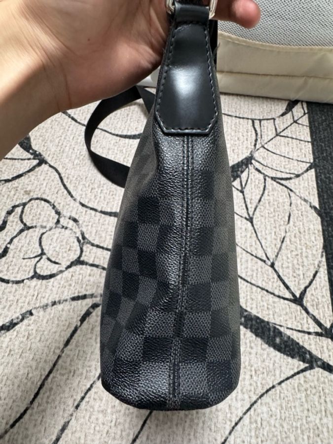 LV路易威登郵差包,經典棋盤格,黑色,容量大,日常通勤、出門都很實用。。-2