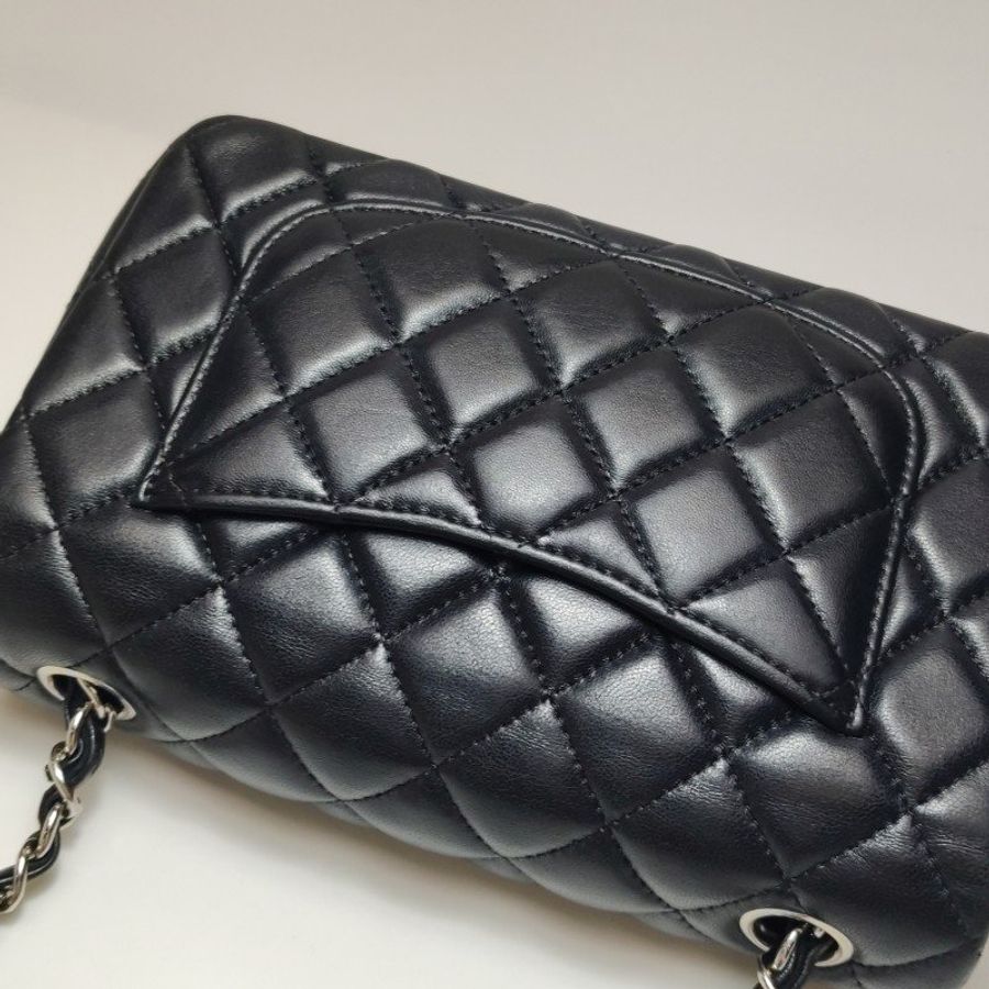 Chanel Classic Flap 經典款大mini羊皮菱格絎縫雙C扣皮穿鏈斜背包-21