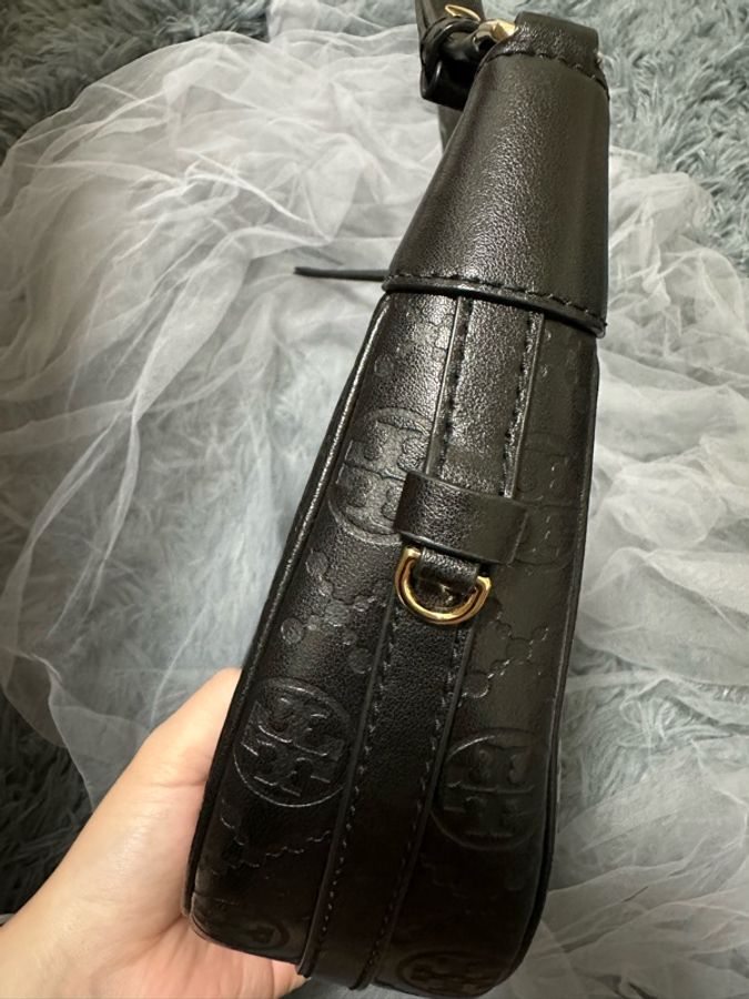 Tory Burch 荔枝紋半月包 黑色-3