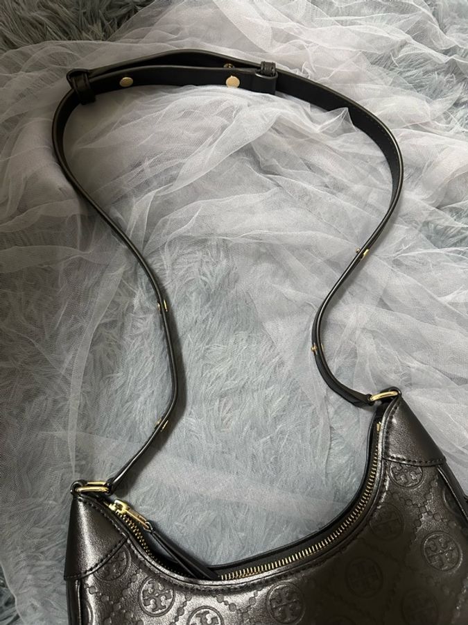 Tory Burch 荔枝紋半月包 黑色-5
