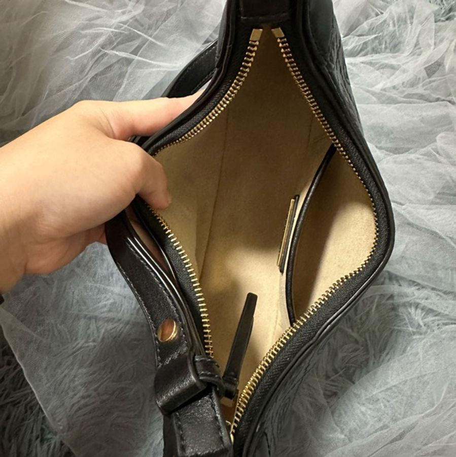 Tory Burch 荔枝紋半月包 黑色-10