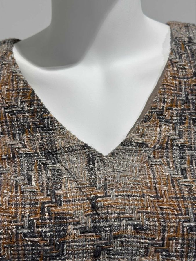 Chanel 灰棕色系粗花Tweed短袖上衣,經典的 V 領和流蘇邊緣上衣香奈兒18C系列Chanel tweed top size 38全新未拆標香奈兒上衣-2