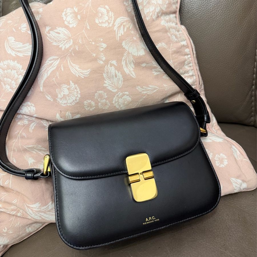 A.P.C. Grace 小號 單肩包 法國簡約時尚品牌 黑色光滑牛皮 皮革 經典款 空姐包 手袋 側斜包 孭背包 手提包 單肩包 包包 沙漏包 A.P.C. Grace bag black box leather-0