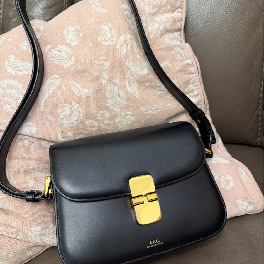 A.P.C. Grace 小號 單肩包 法國簡約時尚品牌 黑色光滑牛皮 皮革 經典款 空姐包 手袋 側斜包 孭背包 手提包 單肩包 包包 沙漏包 A.P.C. Grace bag black box leather-5