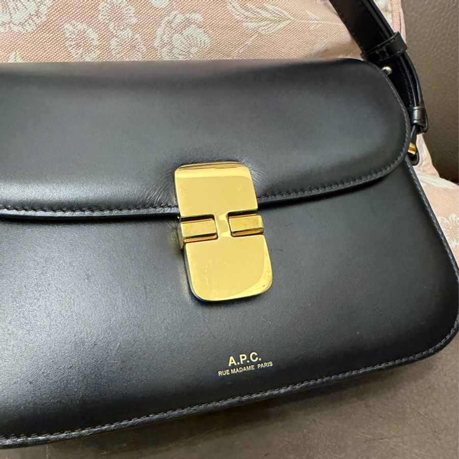 A.P.C. Grace 小號 單肩包 法國簡約時尚品牌 黑色光滑牛皮 皮革 經典款 空姐包 手袋 側斜包 孭背包 手提包 單肩包 包包 沙漏包 A.P.C. Grace bag black box leather-6