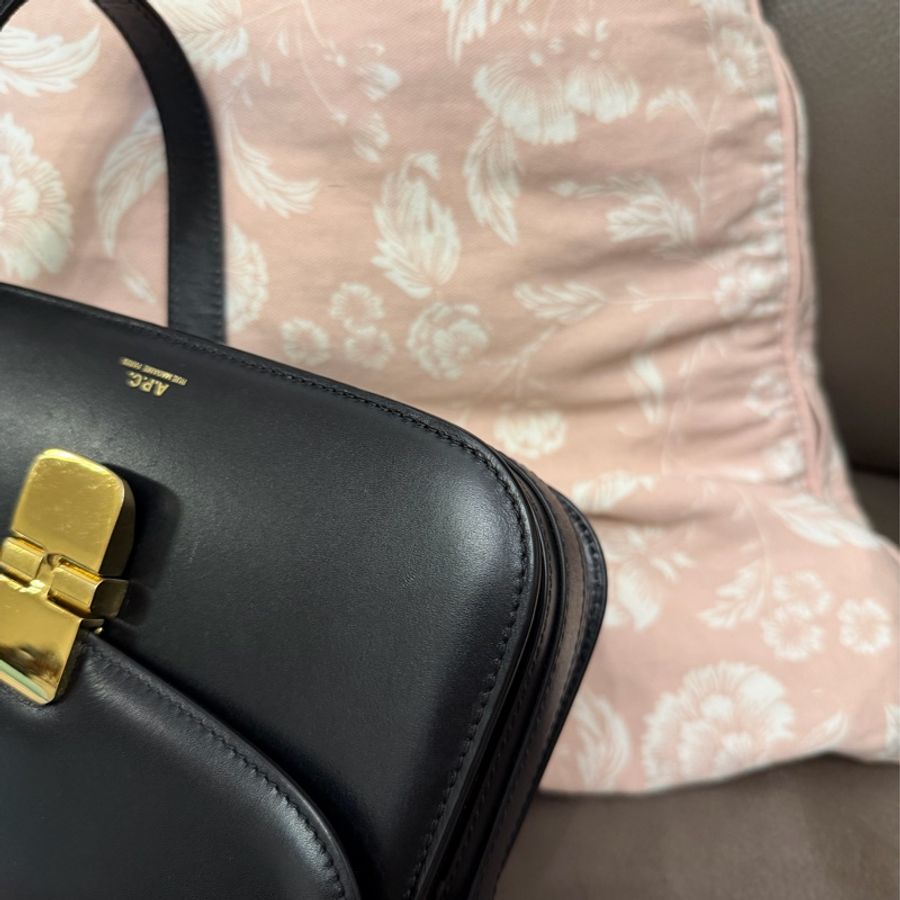 A.P.C. Grace 小號 單肩包 法國簡約時尚品牌 黑色光滑牛皮 皮革 經典款 空姐包 手袋 側斜包 孭背包 手提包 單肩包 包包 沙漏包 A.P.C. Grace bag black box leather-9