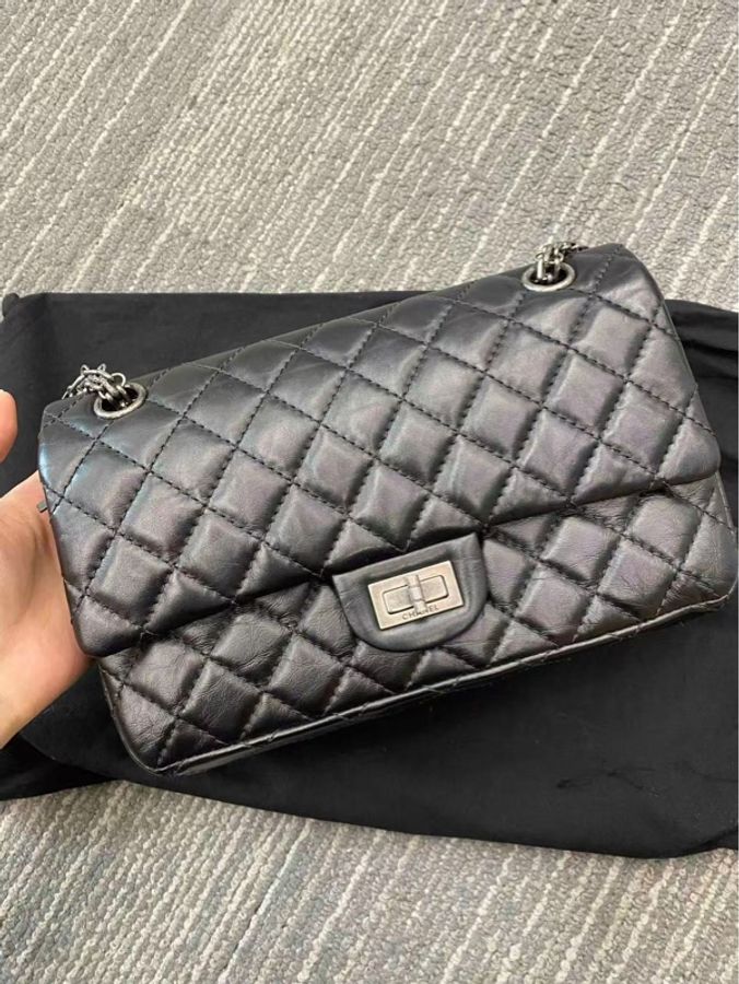 小巴黎二手名牌真品Chanel 2.55  黑銀 膜在 有卡28開 雙蓋 市價37萬-1