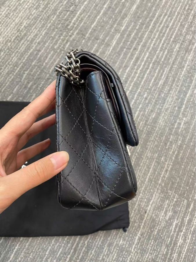 小巴黎二手名牌真品Chanel 2.55  黑銀 膜在 有卡28開 雙蓋 市價37萬-3