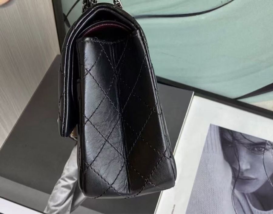 小巴黎二手名牌真品Chanel 2.55  黑銀 膜在 有卡28開 雙蓋 市價37萬-4