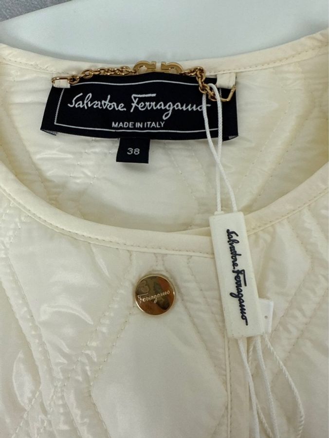 Ferragamo 羽絨外套白色菱格紋設計，金鈕扣Salvatore Ferragamo 的白色菱格紋羽絨衣全新size38號限量版SALVATORE FERRAGAMO PUFFER JACKET 白色SIZE38全新購於專櫃-2