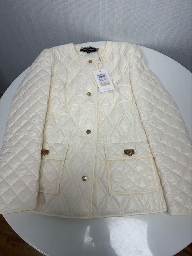 Ferragamo 羽絨外套白色菱格紋設計，金鈕扣Salvatore Ferragamo 的白色菱格紋羽絨衣全新size38號限量版SALVATORE FERRAGAMO PUFFER JACKET 白色SIZE38全新購於專櫃-6