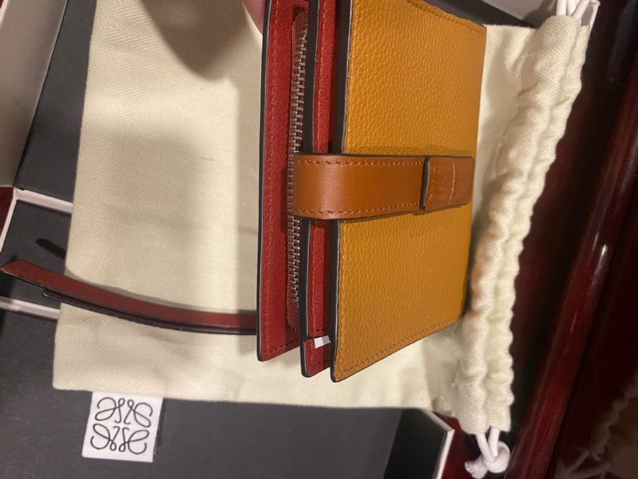 焦糖色Loewe短夾-0
