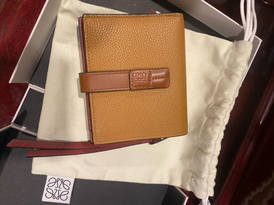 焦糖色Loewe短夾-1