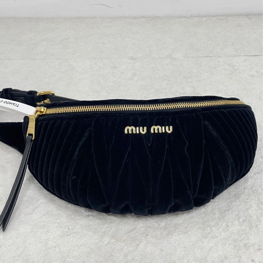 miumiu繆繆胸包絲絨黑色 斜挎包-6