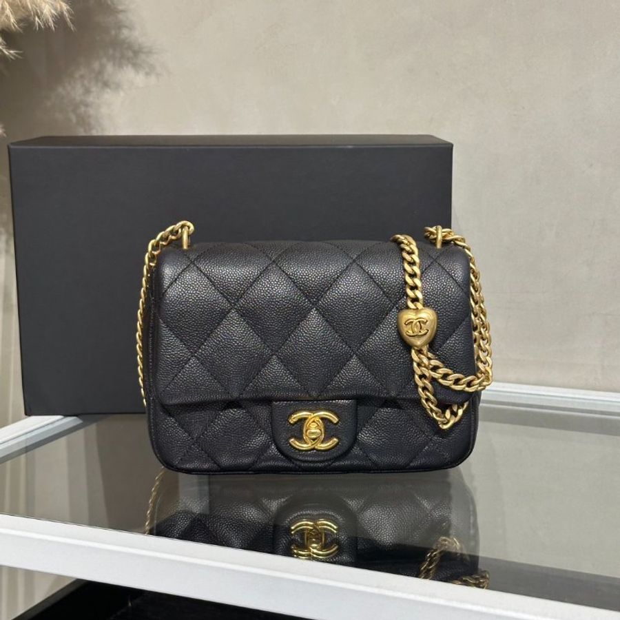 CHANEL 愛心調節釦口蓋包 20 - 粒面牛皮黑金-0