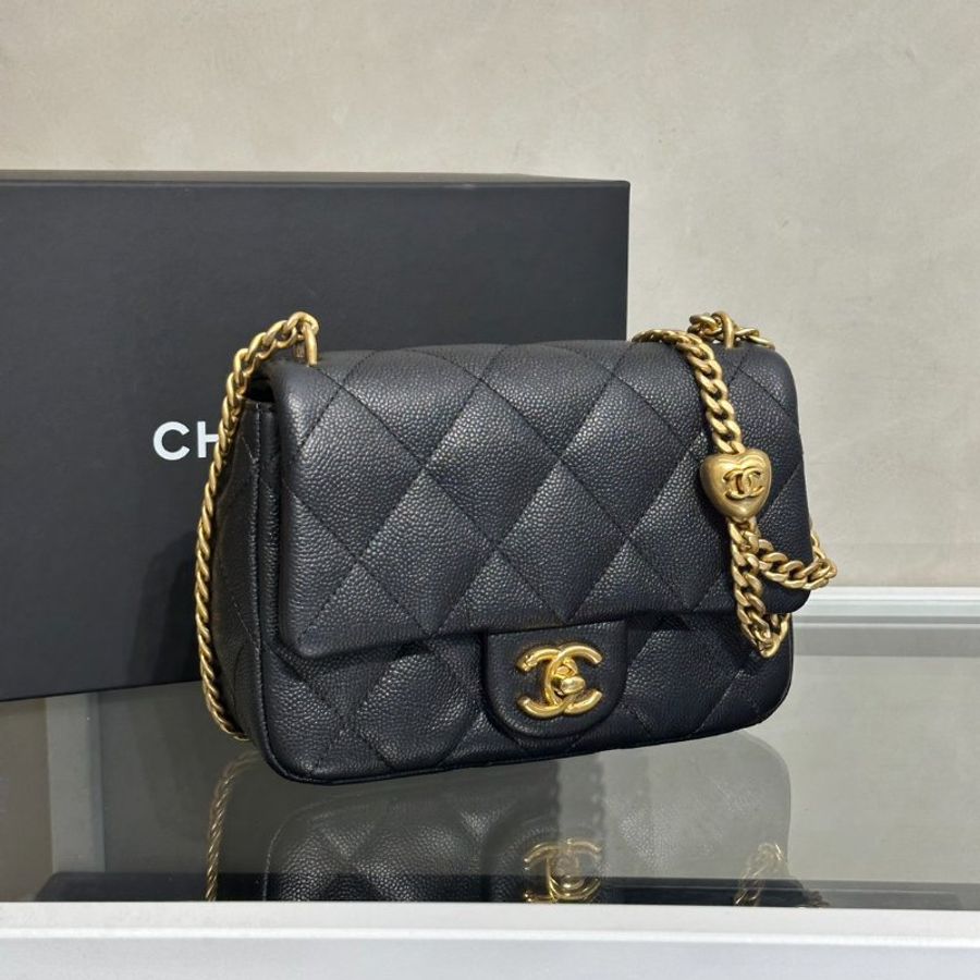 CHANEL 愛心調節釦口蓋包 20 - 粒面牛皮黑金-2