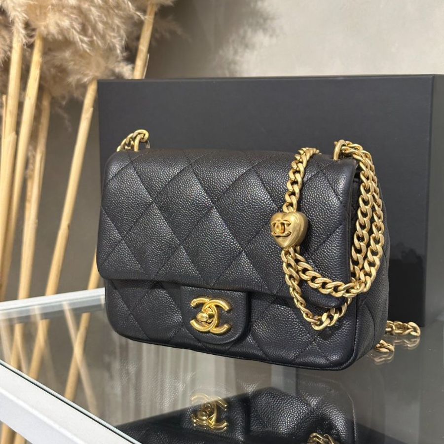 CHANEL 愛心調節釦口蓋包 20 - 粒面牛皮黑金-3