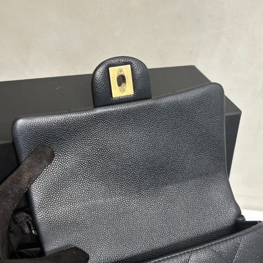 CHANEL 愛心調節釦口蓋包 20 - 粒面牛皮黑金-7