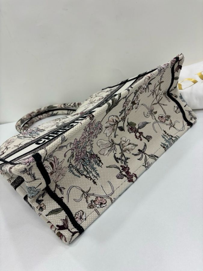 Dior迪奧book rote中型托特千朵花米色花卉刺繡絕美 溫柔度假風拿捏 25編碼 99近閒置 尺寸36x28x16cm-4