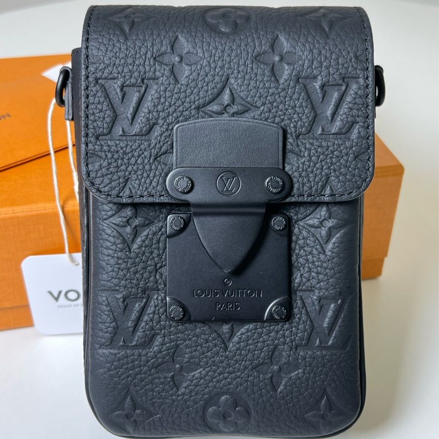 LV S-Lock皮革隨身手機包黑色-1