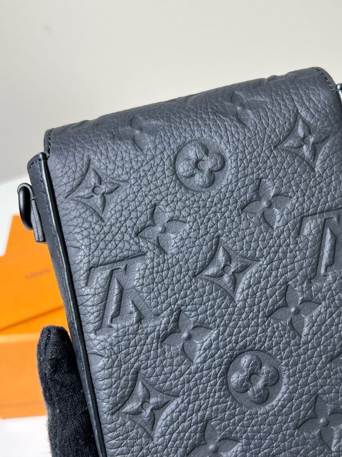 LV S-Lock皮革隨身手機包黑色-10