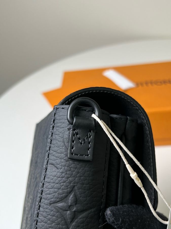 LV S-Lock皮革隨身手機包黑色-17
