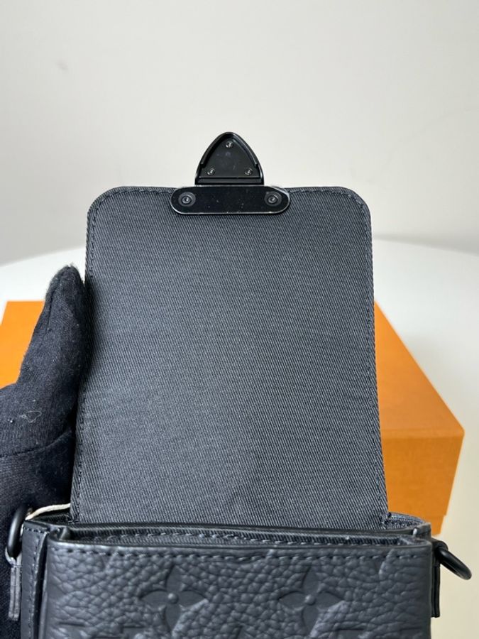 LV S-Lock皮革隨身手機包黑色-20